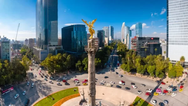 Vista aérea de um obelisco e da Avenida da REforma, uma ótima opção onde ficar na Cidade do México: 