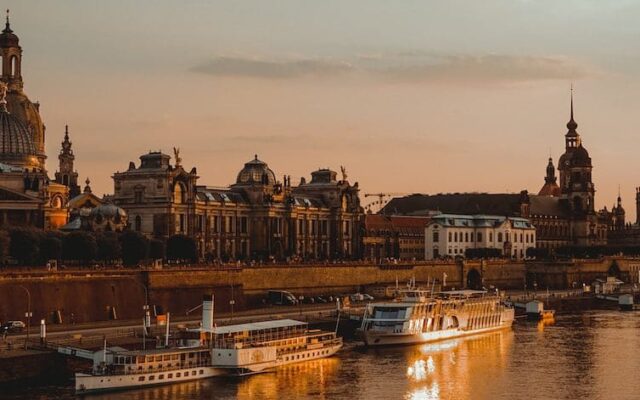 onde ficar em dresden alemanha. por do sol na margem do rio elba