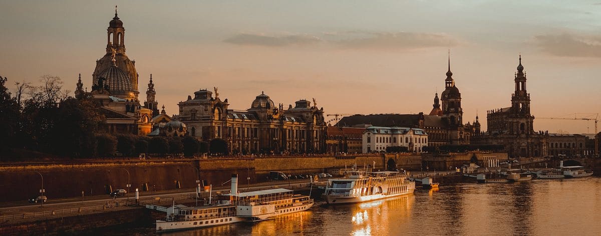 onde ficar em dresden alemanha. por do sol na margem do rio elba