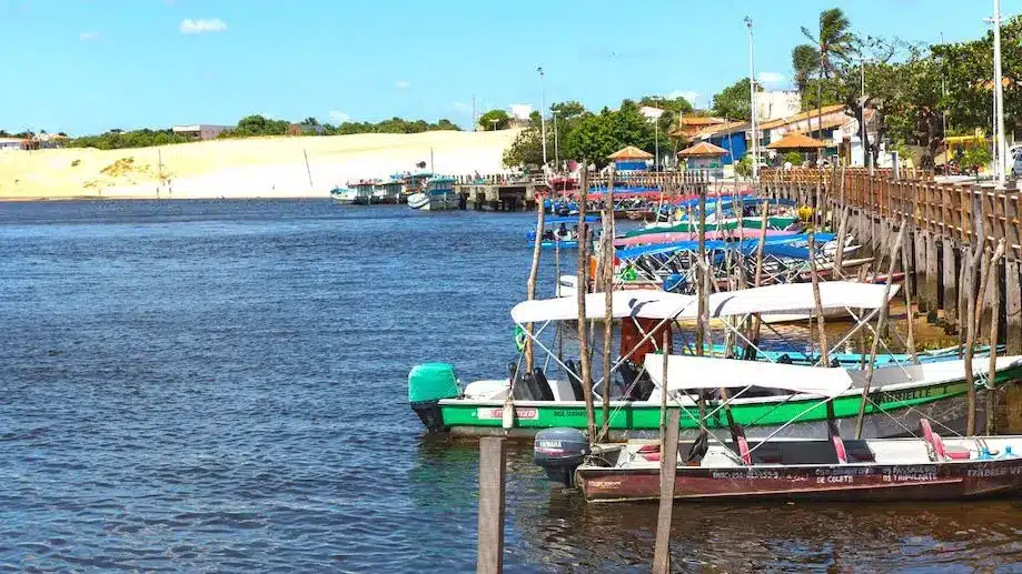 Barcos atracados junto a cais na Avenida Beira Rio, em Barreirinhas.