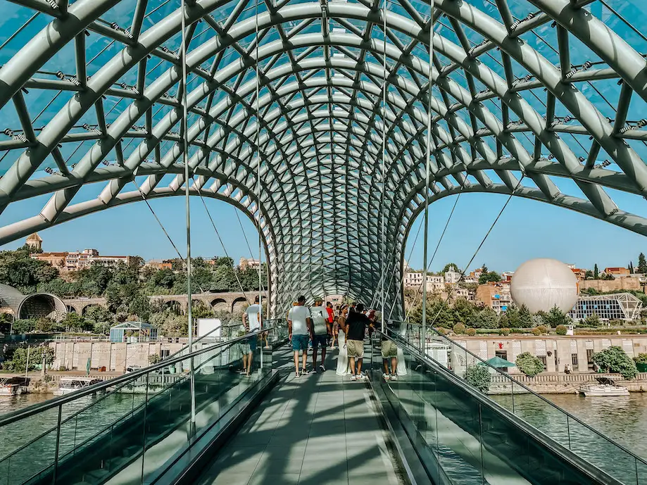 Imagem do interior da Ponte da Paz, em Tbilisi, na direção do Parque Rike.