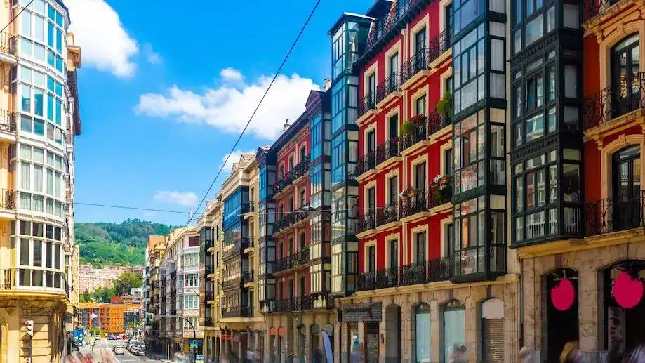 Prédios coloridos em avenida do Casco Antiguo, uma das melhores regiões onde ficar em Bilbao.