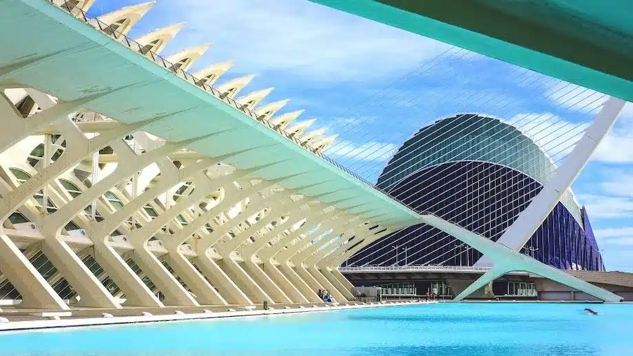 Pátio com piscina na Cidade das Artes e das Ciências. Essa é uma das melhores localizações para se hospedar em Valência.