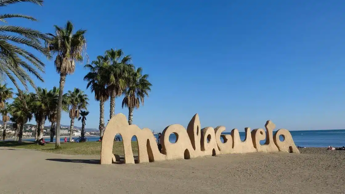 Imagem de letreiro na praia de malaga onde se lê Malagueta. 