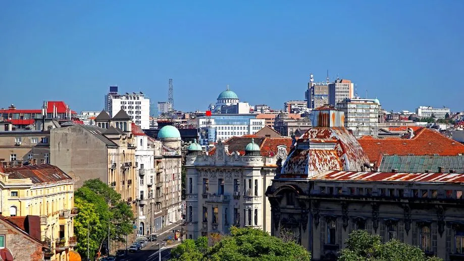 Vista dos prédios de Stari Grad, uma das melhores regiões onde ficar em Belgrado