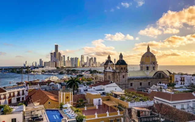 Vista do centro histórico de Cartagena das Índias, o mar e a parte moderna da cidade. Essas são boas opções de onde se hospedar em Cartagena das Índias