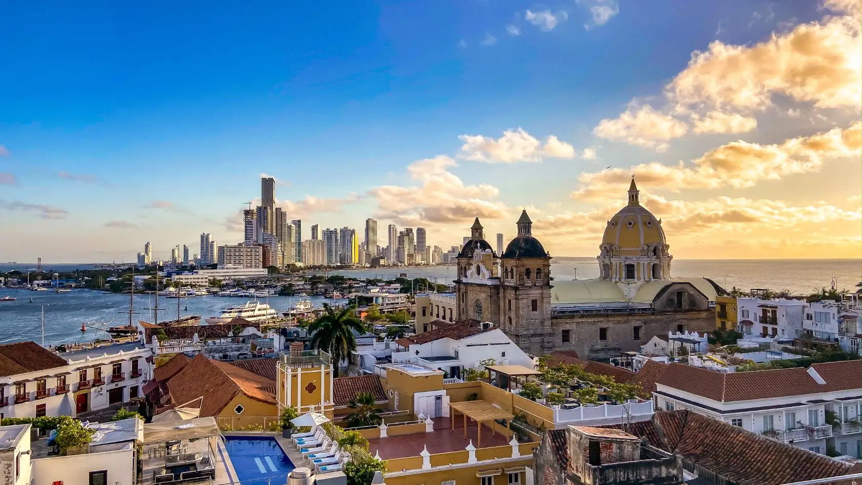 Vista do centro histórico de Cartagena das Índias, o mar e a parte moderna da cidade. Essas são boas opções de onde se hospedar em Cartagena das Índias