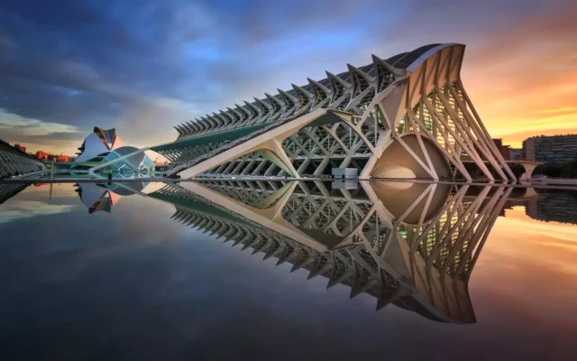 Onde ficar em Valência: imagem da cidade das artes e das ciências ao entardecer.
