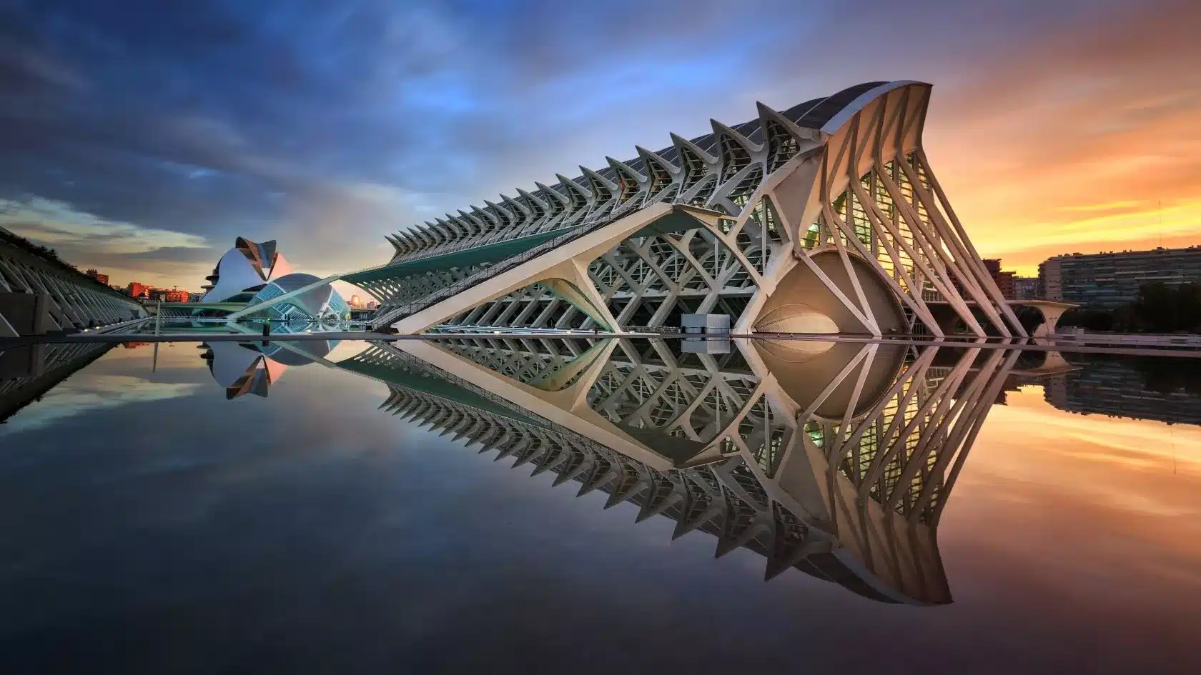 Onde ficar em Valência: imagem da cidade das artes e das ciências ao entardecer.