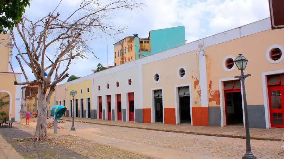 Casas históricas coloridas na Rua Portugal, rua pedonal em São Luís do Maranhão. O centro histórico de São Luís não é a melhore região para hospedagem.