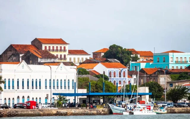 Vista de longe das casas do centro histórico de São Luís, capital do Maranhão. Veja dicas de onde ficar em São Luís.