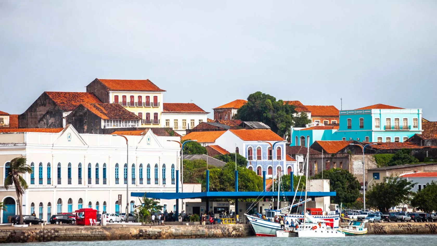 Vista de longe das casas do centro histórico de São Luís, capital do Maranhão. Veja dicas de onde ficar em São Luís.