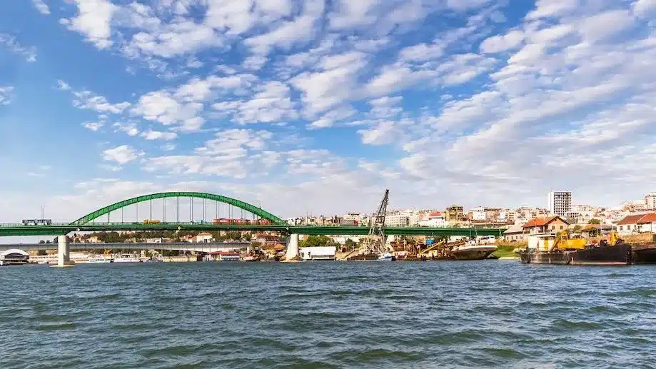 Vista da ponte Sava e da região de Savamala, em Belgrado, com o Rio Danúbio à frente