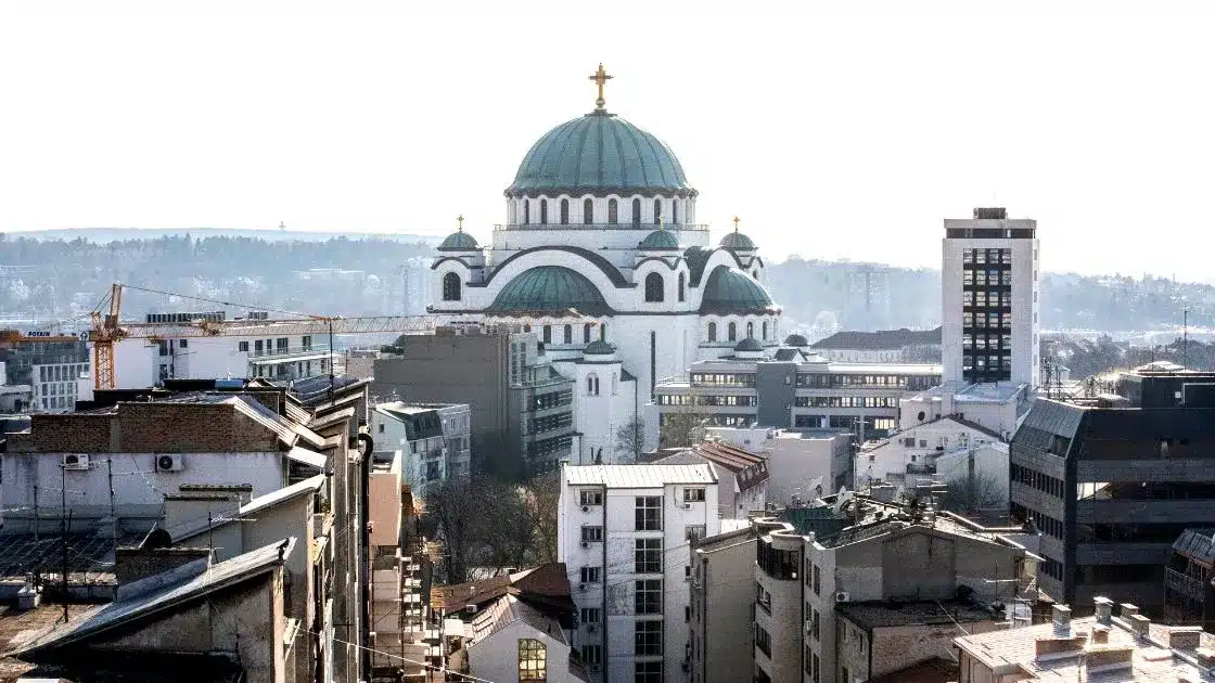 Vista aérea de Vracar, com a enorme Igreja São Sava se destacando entre os prédios. 