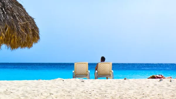 Homem sentado em espreguiçadeira na Seaquarium Beach em Curacao