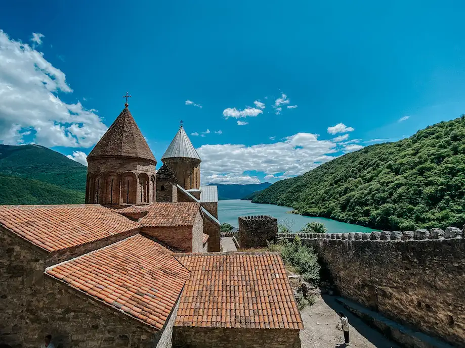 Castelo Ananuri e o lago Zhinvali, na Estrada Militar da Geórgia, a caminho de Kazbegi