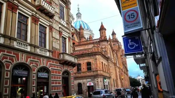 Rua do centro histórico de Cuenca com catedral ao fundo. Essa é a das melhor região para se hospedar na cidade. 