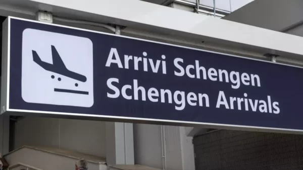 Placa em aeroporto da Europa indicando chegada ao Espaço Schengen