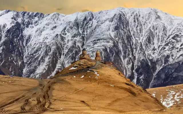 O que fazer em Kazbegi, na Georgia, guia completo