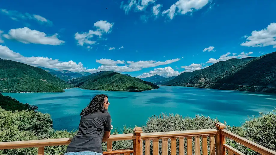 Vista do mirante do Reservatório Zhinvali, na Estrada Militar da Geórgia a caminho para Kazbegi