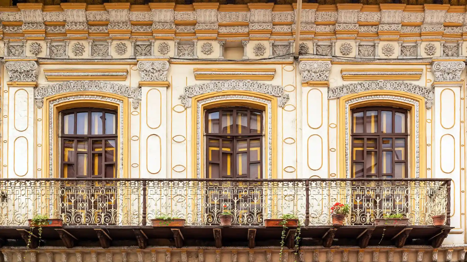 Onde ficar em Cuenca, Imagem de janelas coloniais em casarão do centro histórico