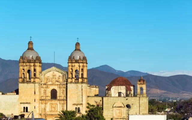 Vista da igreja de oaxaca e as montanhas do fundo. O centro histórico é a melhor localização onde ficar em oaxaca