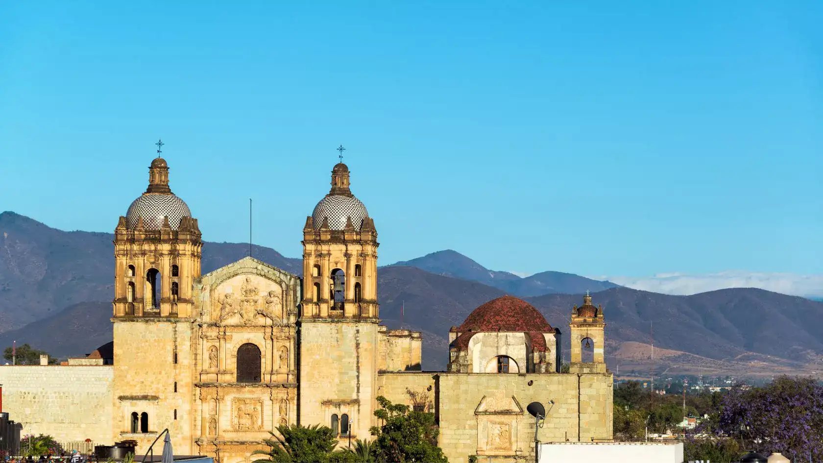 Vista da igreja de oaxaca e as montanhas do fundo. O centro histórico é a melhor localização onde ficar em oaxaca