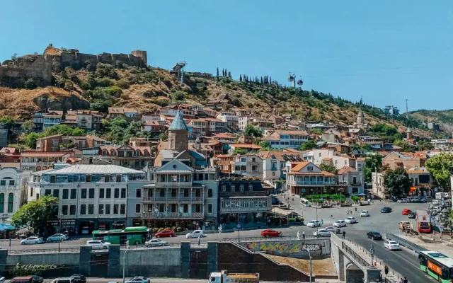 Onde ficar em Tbilis: vista para o centro histórico da cidade