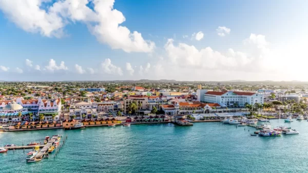 Foto aérea de Oranjestad, com a Marina e os prédios históricos coloridos. Oranjestad é a capital de Aruba.