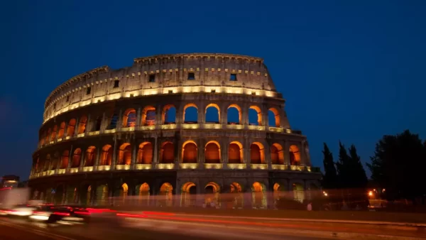 Coliseu de Roma iluminado durante a noite
