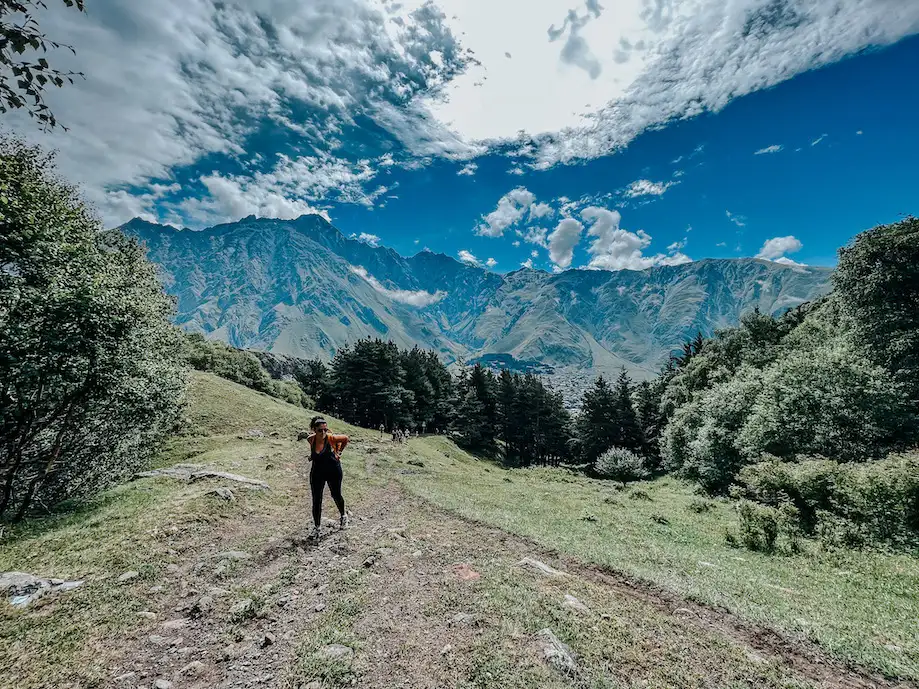 Trilha para a Santíssima Trindade de Gergeti, em Kazbegi