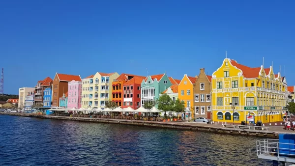 Prédios coloridos do centro histórico de Willemstad
