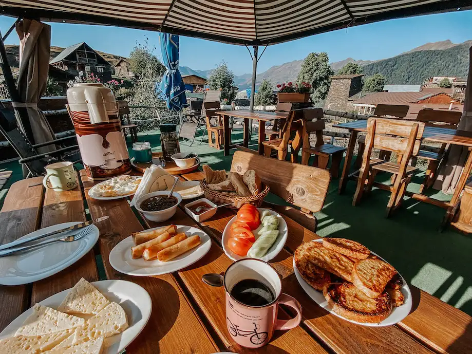 Café da manhã em pousada de Upper Omalo, Tusheti 