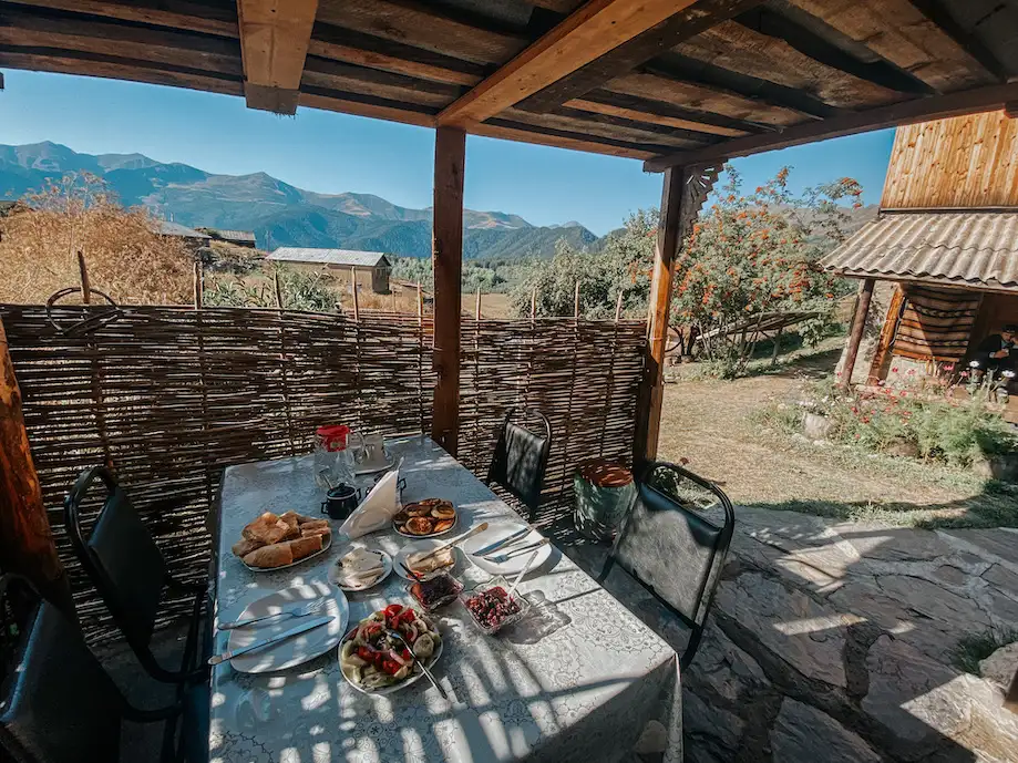 Café da manhã servida na pousada de Omalo, Tusheti 