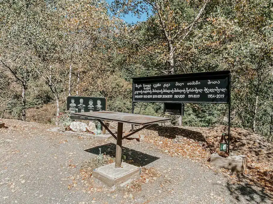 Memorial na Estrada da Morte para Tusheti, Geórgia 