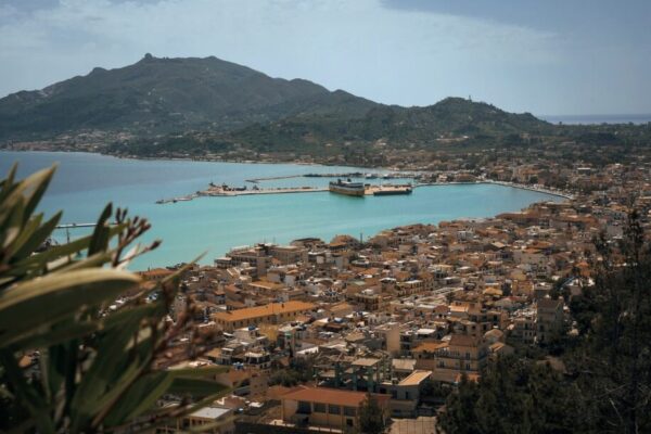 vista da cidade de zakynthos grecia mar predios