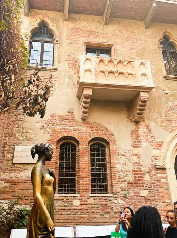 Estatua e Varanda da Casa de Julieta em Verona