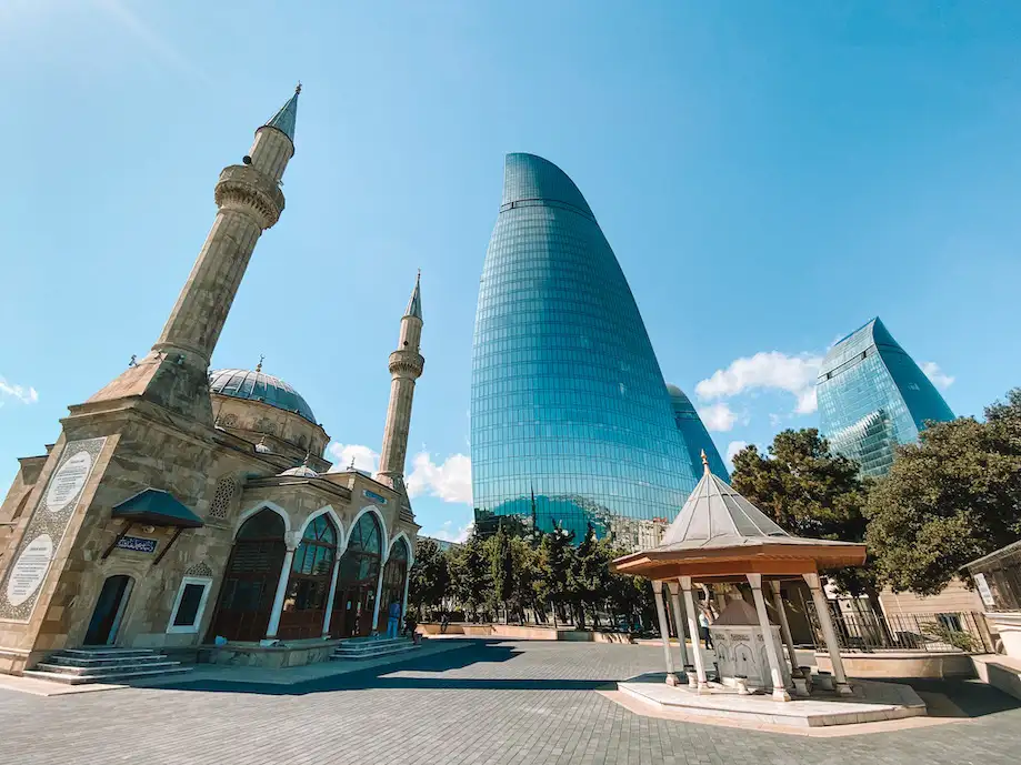 Mesquita no alto da funicular de Baku, com vista para as Flame Towers