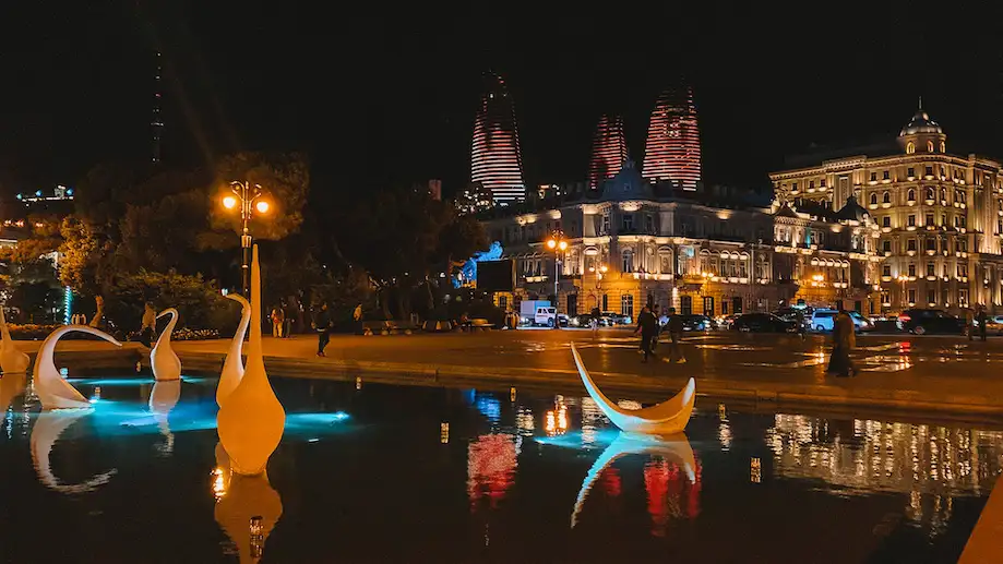 Flame towers acesas durante a noite em Baku