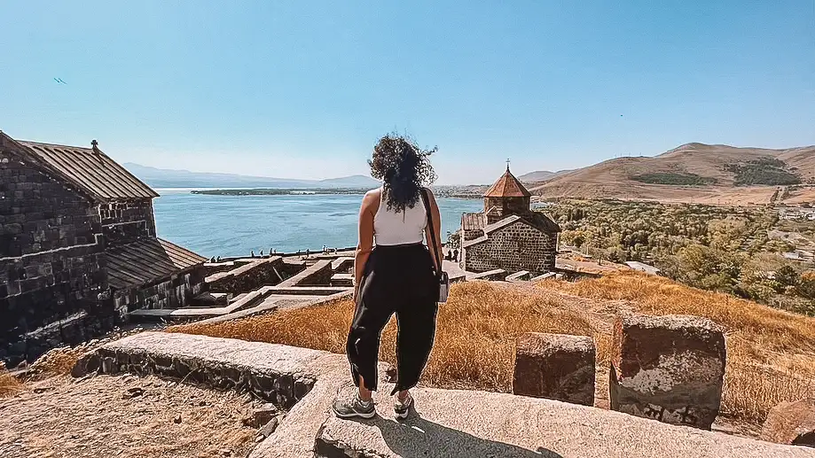 Lago Sevan ao fundo, vista do alto do mosteiro