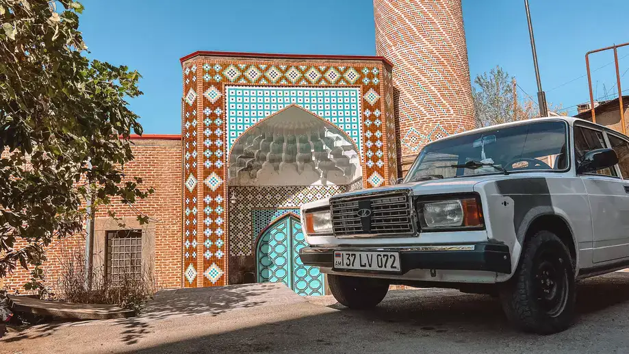 Entrada da Mesquita Azul de Yerevan, com um lada soviético parado à frente