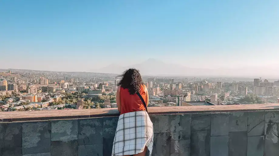 Vista do monte Ararat, com Yerevan abaixo, a partir do Cascade