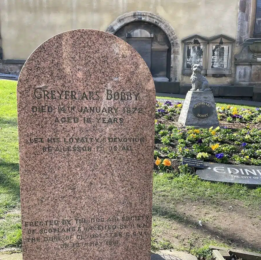 estatua do cao bobby no cemiterio greyfriars em edimbugo