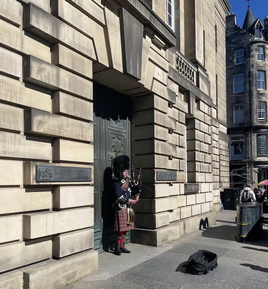 homem tocando gaita de foles na royal mile em edimburgo atracoes imperdiveis