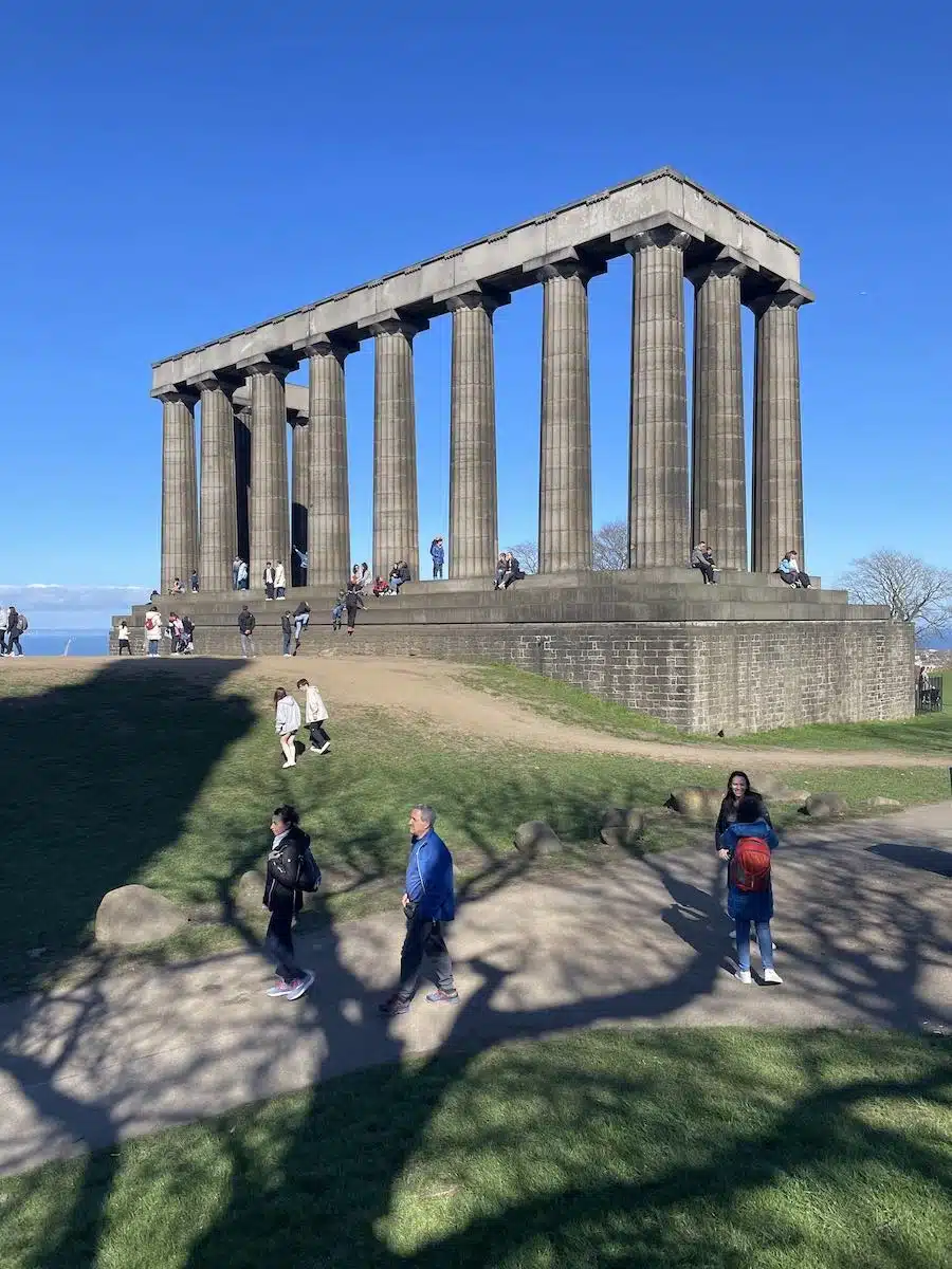 monumento em edimburgo no calton hill