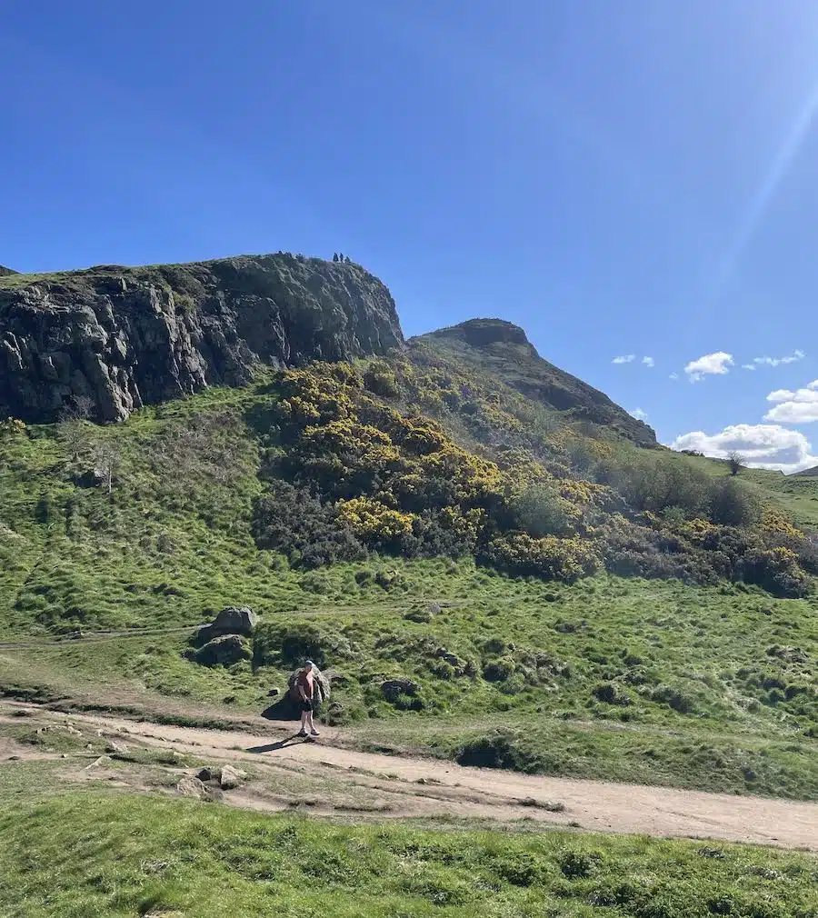 parque onde fica a arthur seat em edimburgo