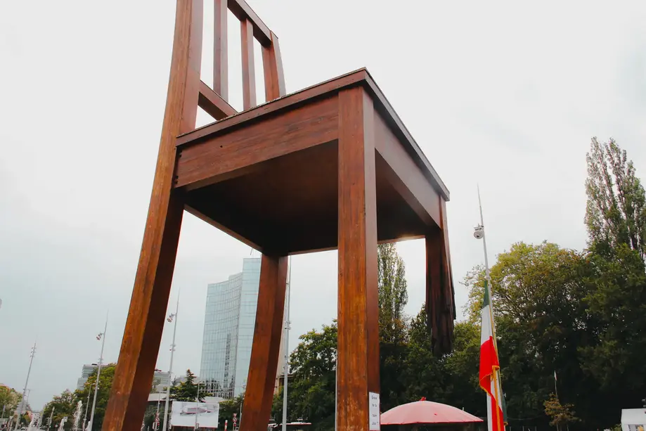 Em frente ao prédio da ONU, a cadeira com uma perna quebrada faz parte de uma campanha contra o uso de minas terrestres