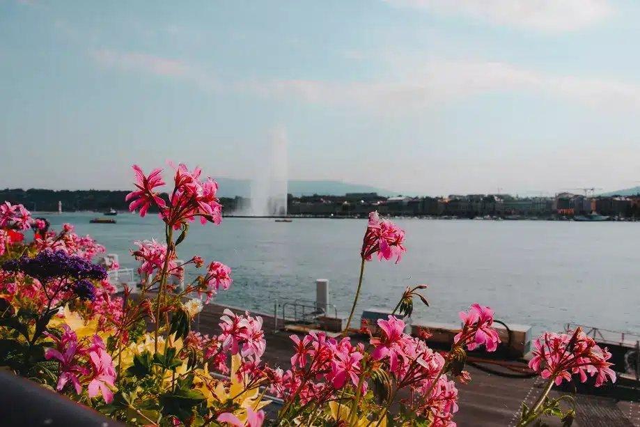 Vista do Lago Genebra, na Suíça, com o Jat d'eau ao fundo