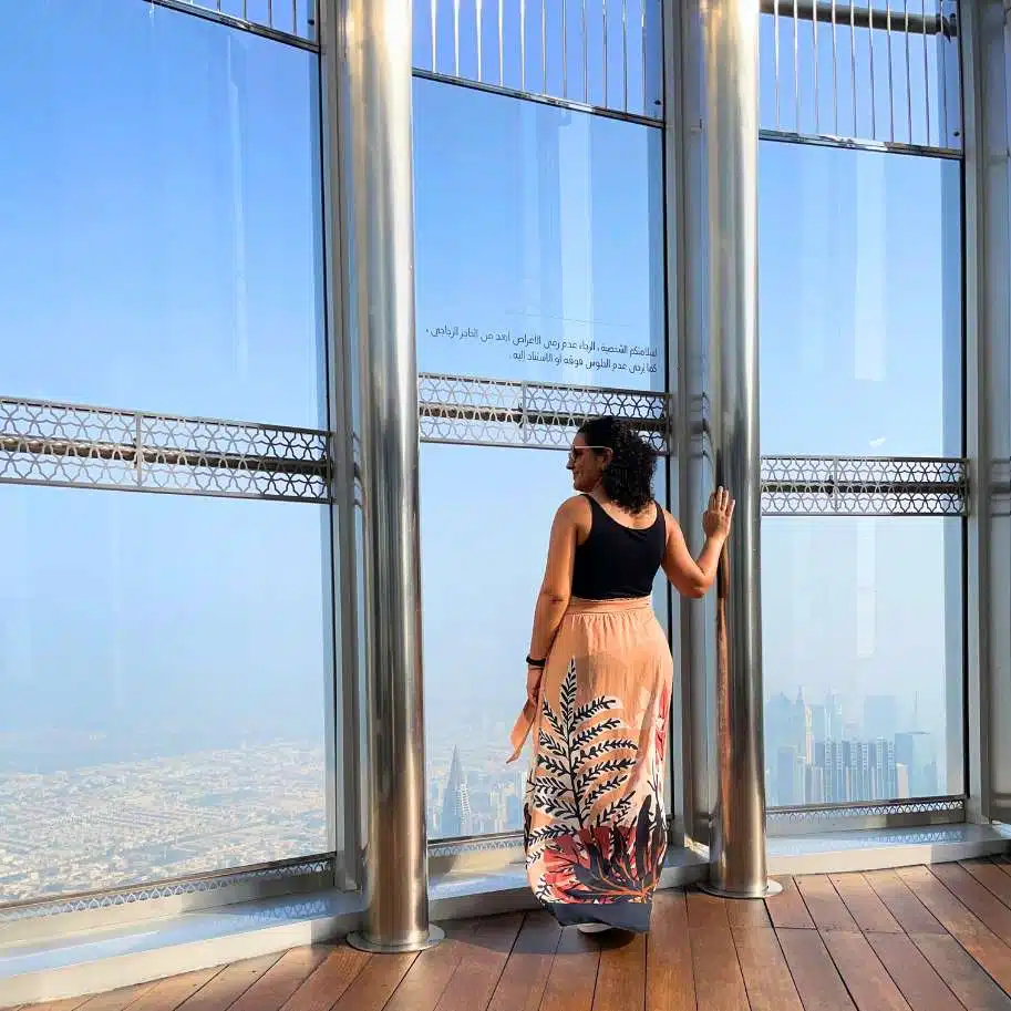 luiza olhando a vista do burj khalifa