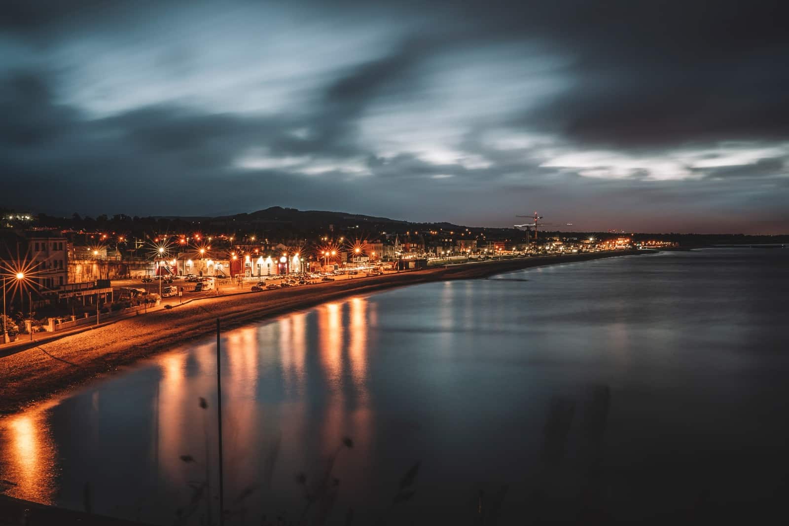 Irlanda no filme P.S. Eu te Amo vista da baía de Bray à noite